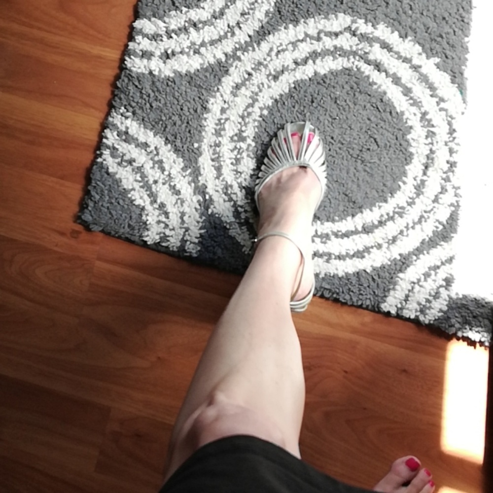 Silver NYLA heels - Picture 4 of 7